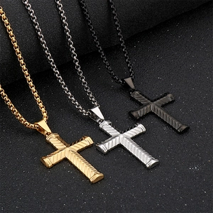 Trois colliers avec croix en acier inoxydable en finitions or, argent et noir