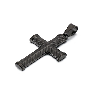 Collier croix homme en acier inoxydable noir avec motif à chevrons sur fond blanc