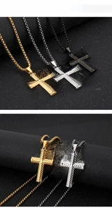 Gros plan détaillé des pendentifs croix hip-hop en or, argent et noir avec fini brossé
