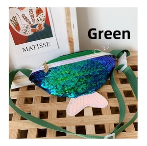 Dettaglio macro della borsa a paillettes a forma di pesce con cerniera a forma di pesce