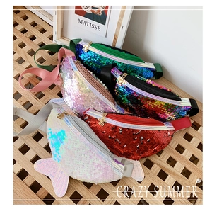 Detailansicht bunter Pailletten-Gürteltaschen für Kinder mit individuellem Fischschwanz