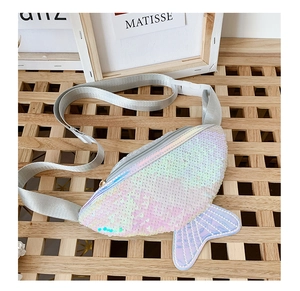 Dettaglio del marsupio con paillettes a sirena per bambini e cinturino regolabile