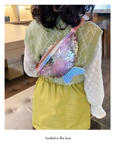 Marsupio da bambina a sirena con paillettes indossato sulla schiena con coda di pesce