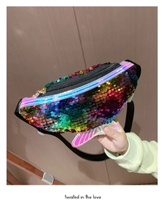 Detailansicht der Regenbogen Pailletten Kindertasche mit buntem Meerjungfrauenschwanz