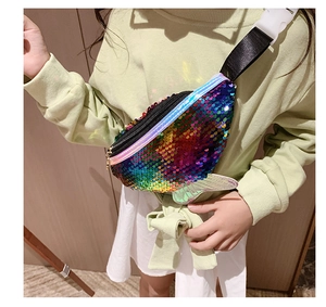Marsupio bimbo con paillettes arcobaleno e coda di sirena argento mostrato indossato