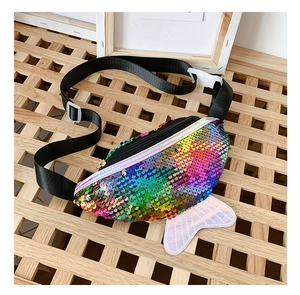 Dettaglio del marsupio con paillettes colorate a coda di sirena e finitura arcobaleno