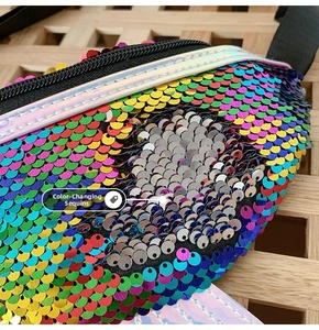 Detailansicht der farbenfrohen Wende-Pailletten auf der Regenbogen-Gürteltasche für Kinder