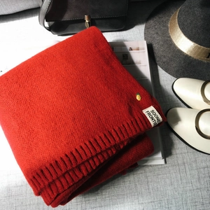 Détail d'une écharpe en maille rouge avec broderie ananas et étiquette Soone Frontier