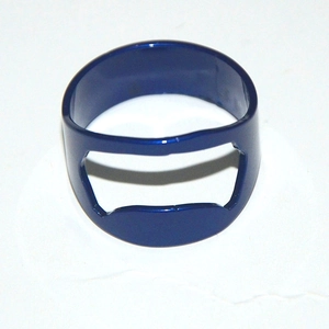 Gros plan sur la bague décapsuleur en acier inoxydable bleu pour bière et sodas