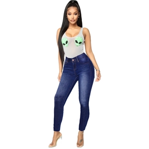 Débardeur blanc femme avec patch alien et jean slim en denim bleu foncé extensible