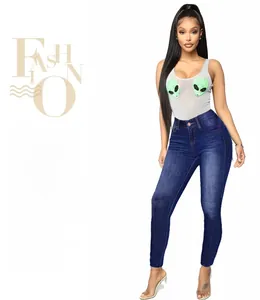 Gros plan d'un jean taille basse sexy associé à un débardeur à paillettes