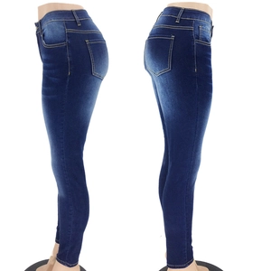 Détail d'un jean en denim taille basse coupe ajustée avec délavage et effet usé