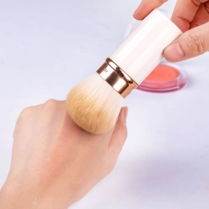 Tragbarer Teleskop-Make-up-Pinsel mit weichen Borsten für Puder und Rouge-Anwendung