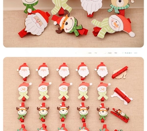 Dettaglio di clip natalizie in legno con Babbo Natale e renne per decorazioni festive