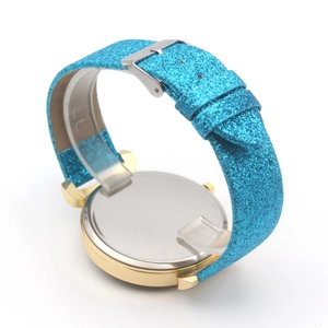 Vista dettagliata del retro di un orologio al quarzo con cinturino in pelle blu cielo glitter