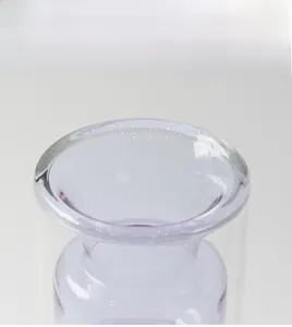 Vista macro di un vaso in vetro a doppio strato color lavanda con ampio bordo rotondo