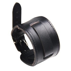 Detail van een zwarte brede lederen armband met een zilveren metalen gesp en stiksels