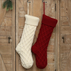 Klassische gestrickte Weihnachtsstrümpfe in Creme und Dunkelrot mit Rautenmuster