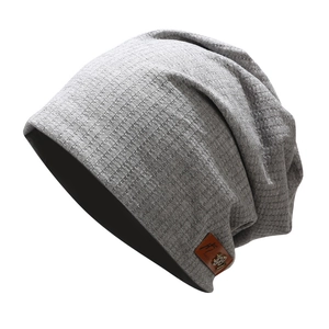 Bonnet en tricot gris clair 1987 avec écusson en cuir et doublure chaude