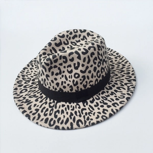 Detalle de un elegante fedora de lana con estampado de leopardo y una clásica banda negra
