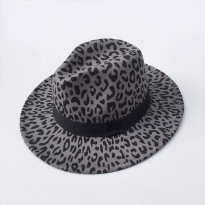 Detalle de sombrero Fedora de lana con estampado de leopardo, cinta negra y ala ancha