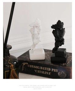 Sculture astratte del viso il silenzio è oro in bianco e nero su libri vintage