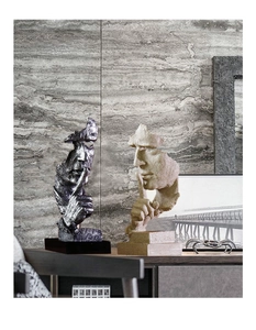 Scultura astratta del volto Silenzio è Oro in metallo nero e arenaria beige arte