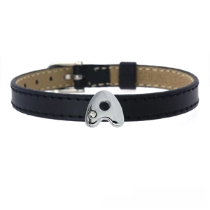 Dettaglio del cinturino in vera pelle nera da 8mm con ciondolo a lettera A in argento