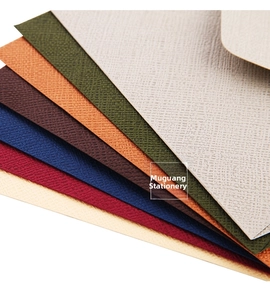 Dettaglio di buste in carta speciale premium con trama incrociata in vari colori eleganti
