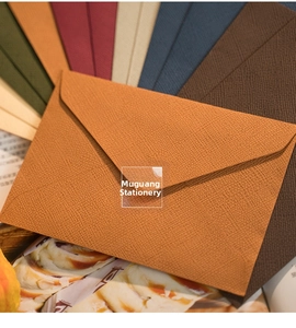 Dettaglio delle buste testurizzate di alta qualità in vari colori eleganti