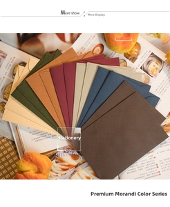 Dettaglio ravvicinato di buste con trama in lino in una palette di colori Morandi vintage