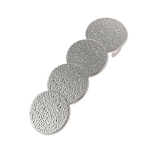 Barrette à cheveux minimaliste en métal argenté avec quatre disques ronds et martelés