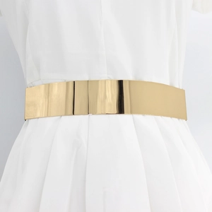 Eleganter goldener Metallgürtel mit elastischem Band und poliertem Spiegeleffekt