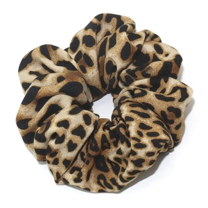 Elastic scrunchie with classic leopard print pattern and pleated soft fabric texture