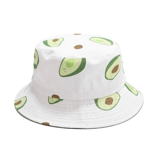 Détail d'un chapeau bob en toile blanche avec motifs de fruits d'avocat mignons