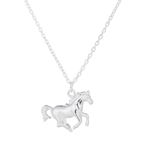 Gros plan détaillé d'un collier avec pendentif cheval argenté au fini poli brillant