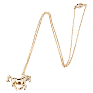 Détail d'un pendentif de cheval au galop avec une chaîne dorée fine et un fermoir mousqueton