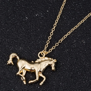 Collier avec pendentif cheval doré au galop sur un fond noir scintillant élégant