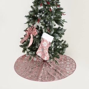 Details des rosa Satin-Weihnachtsbaumrocks mit silbernen Mustern und passenden Socken