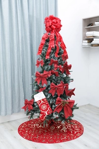 Detailansicht des festlichen roten Weihnachtsbaumrock-Sets mit Glitzerbögen und Socken