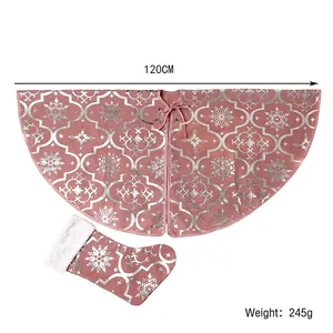 Detailansicht der rosa Weihnachtsbaumdecke und Socke mit silbernen Schneeflocken