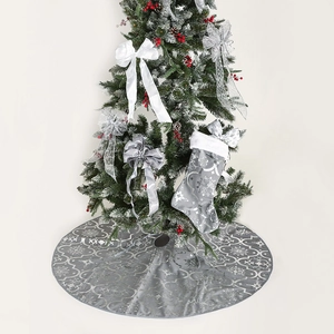 Details von grauem Weihnachtsbaumrock mit silbernem Schneeflockenmuster und Strümpfen