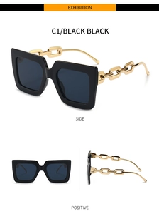 Vues détaillées de lunettes de soleil carrées noires avec branches en chaîne dorée