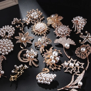 Elegant Brooches For Women Alloy Rhinestone Faux Artificial Pearl Pin Floral Swan Deer Shape Fashion Jewelry Clothing Decoration