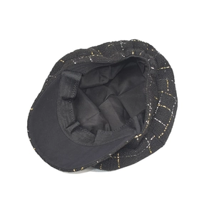 Casquette gavroche en laine noire à carreaux or et argent, vue de l'intérieur