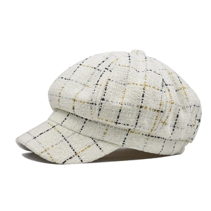 Gros plan sur la casquette gavroche en tweed blanc avec tissage de fils métalliques