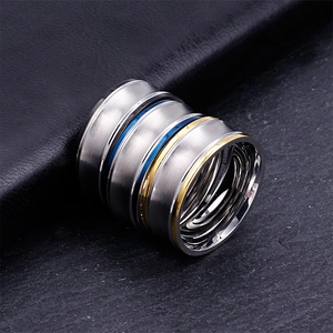 Ensemble de trois bagues empilables en acier titane avec lignes bleues et dorées