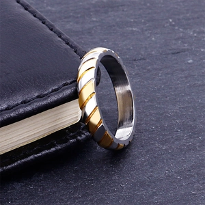 Minimalist stainless steel ring with elegant diagonal stripes in gold and silver finish