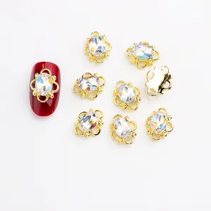 Détail macro de bijoux d'ongles en alliage avec strass blancs et socle doré ciselé