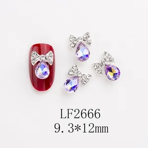 Détail macro de bijoux d'ongles en forme de nœud avec cœur en cristal K9 et diamants